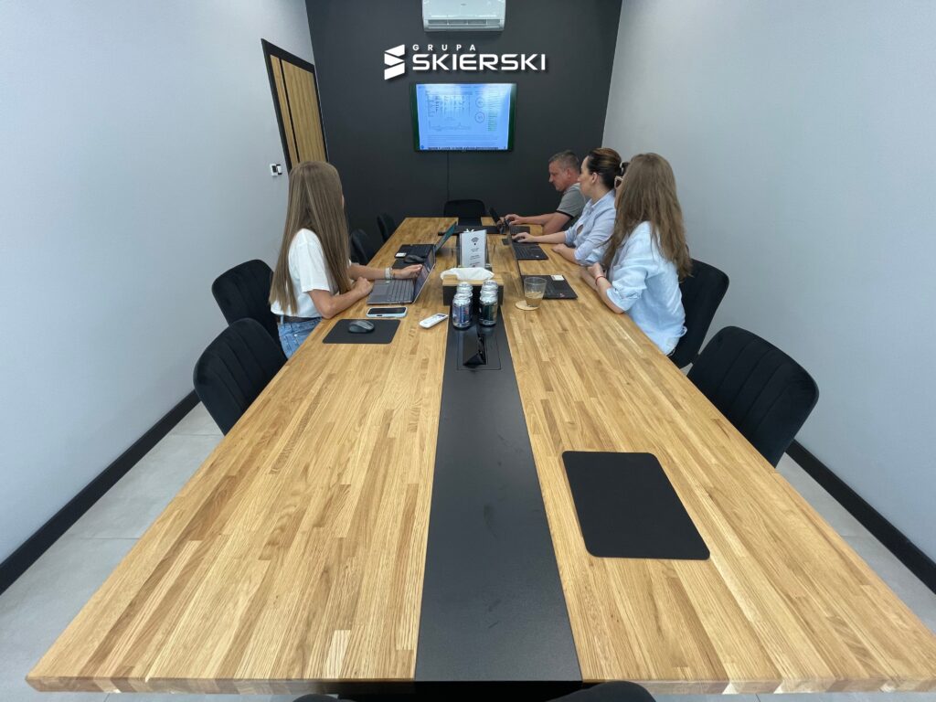 Spotkanie zespołu w sali konferencyjnej Grupy Skierski.