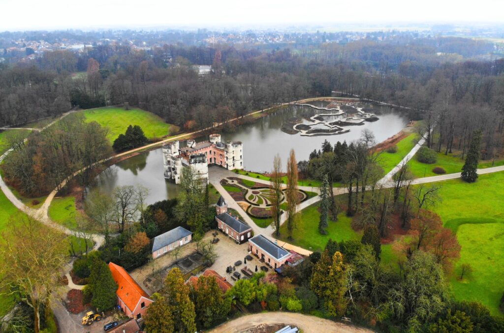 Panorama ogrodu i zamku, miejsce realizacji projektu budowlanego Grupy Skierski.