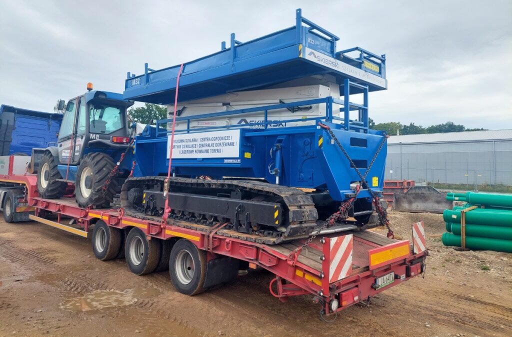 Transport sprzętu budowlanego na plac budowy centrum ogrodniczego Dehner w Neumarkt.