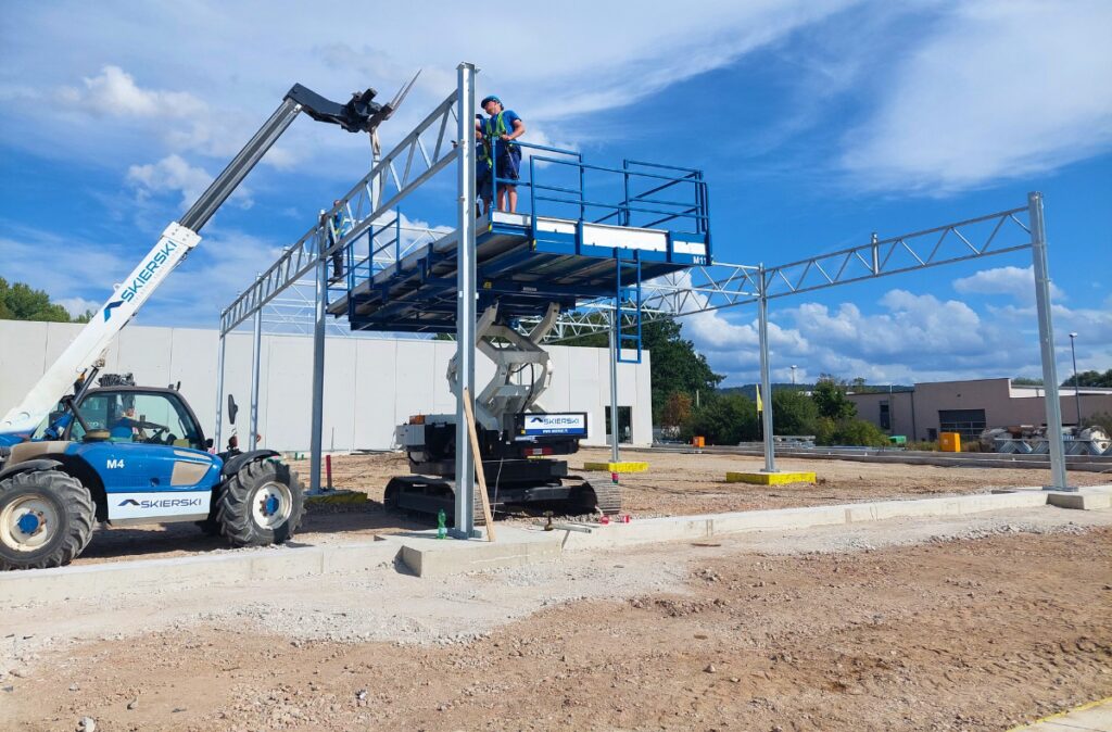 Rozpoczęcie montażu konstrukcji stalowej na budowie centrum ogrodniczego Dehner.