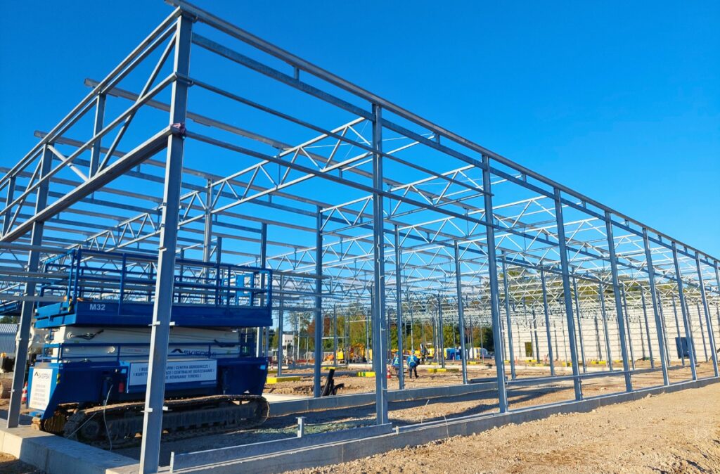 Powstająca stalowa konstrukcja szklarni w ramach budowy centrum Dehner.