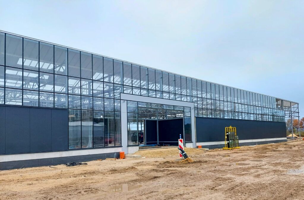 Widok frontu centrum ogrodniczego Dehner w trakcie realizacji inwestycji.