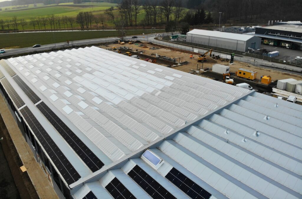 Montaż dachu z panelami na centrum ogrodniczym Dehner w Neumarkt.