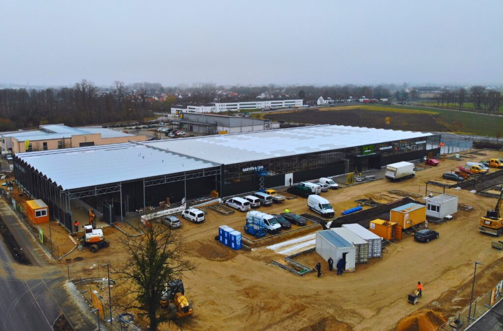 Końcowy etap budowy centrum ogrodniczego Dehner, widok z lotu ptaka.