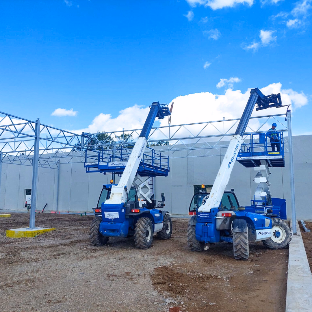 Podnośniki w trakcie prac budowlanych centrum ogrodniczego Dehner.