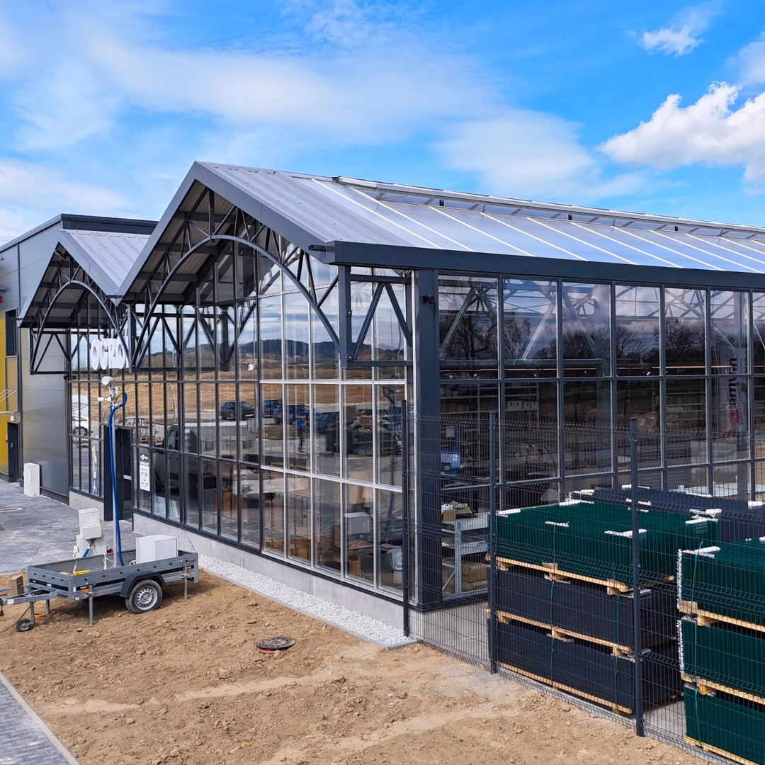 Konstrukcja centrum ogrodniczego z dwoma dachami dwuspadowymi w systemie Deforche.