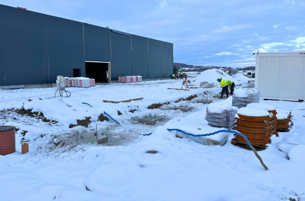 Prace ziemne i przygotowanie fundamentów pod dział ogrodniczy PSB Mrówka w Strzegomiu, prowadzone zimą w trudnych warunkach pogodowych.