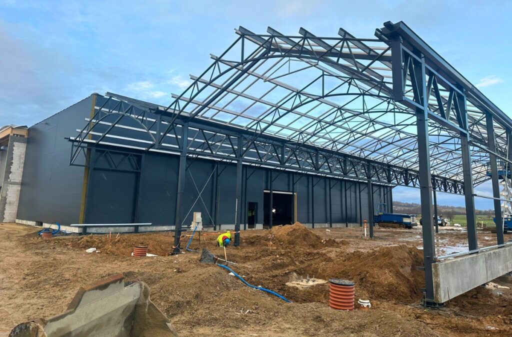 Montaż konstrukcji stalowej szklarni dla działu ogrodniczego PSB Mrówka w Strzegomiu – etap wznoszenia głównego szkieletu obiektu.