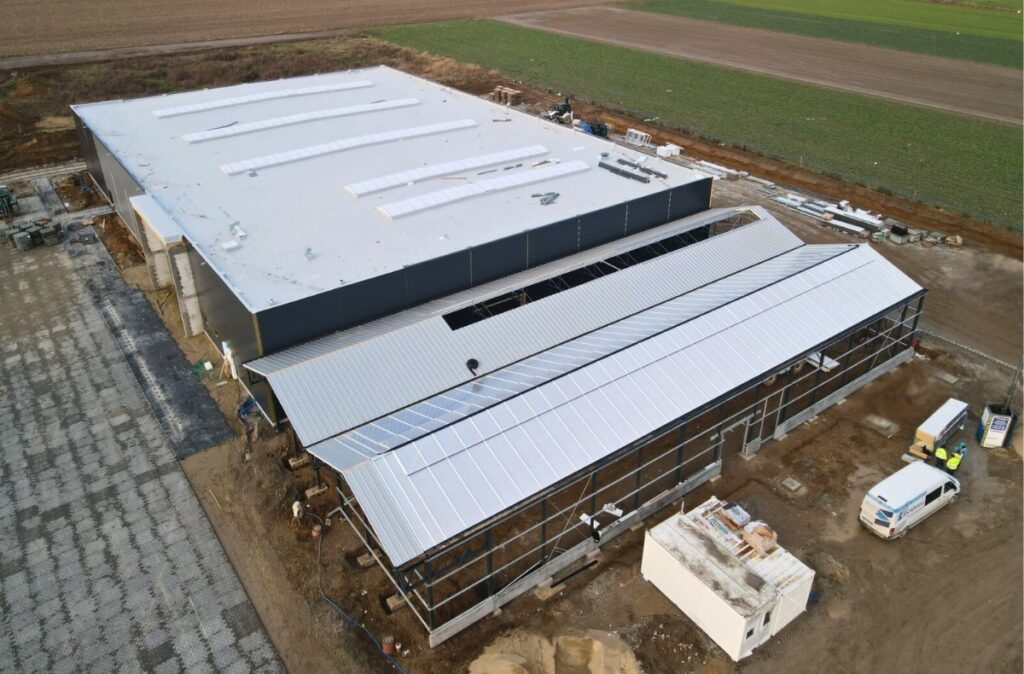 Widok z lotu ptaka na etap budowy działu ogrodniczego PSB Mrówka w Strzegomiu – montaż obudów i dachu.