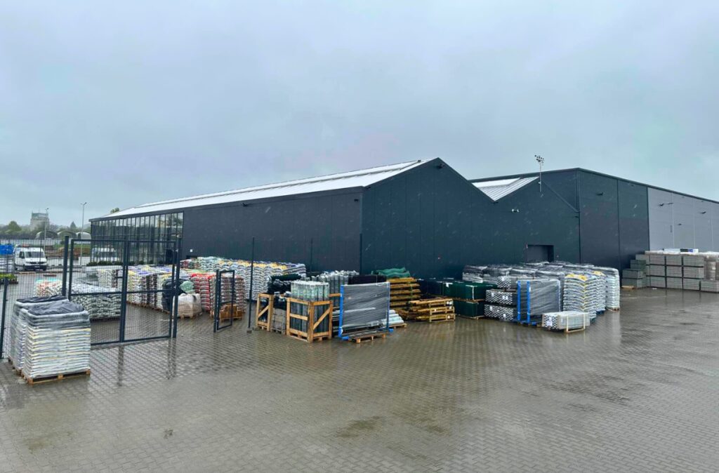 Teren zewnętrzny działu ogrodniczego PSB Mrówka w Strzegomiu – przygotowanie ekspozycji i strefy sprzedaży po zakończeniu prac.