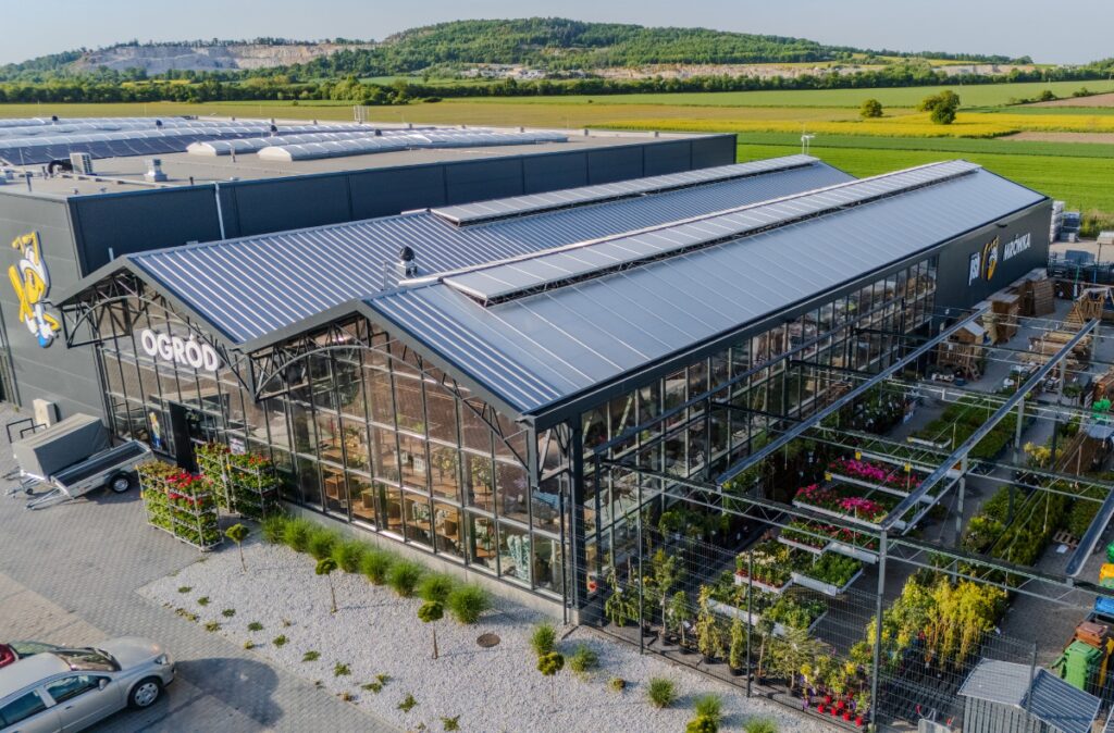 Centrum ogrodnicze PSB Mrówka w Strzegomiu – gotowy obiekt z przeszkloną konstrukcją i ekspozycją roślin, widok z lotu ptaka.