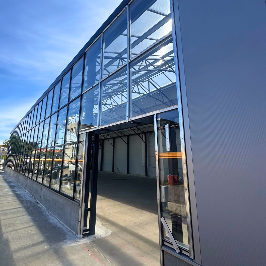 Szklana elewacja działu ogrodniczego PSB Mrówka w Trzebnicy.