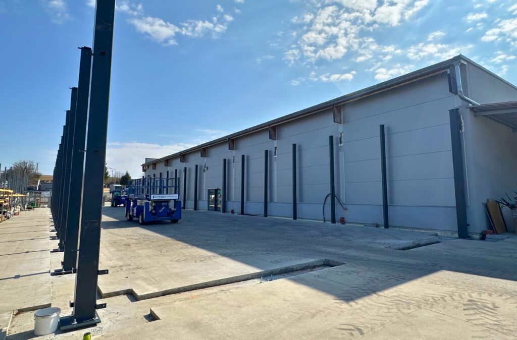 Budowa centrum ogrodniczego Mrówka Trzebnica, etap przygotowania konstrukcji stalowej.