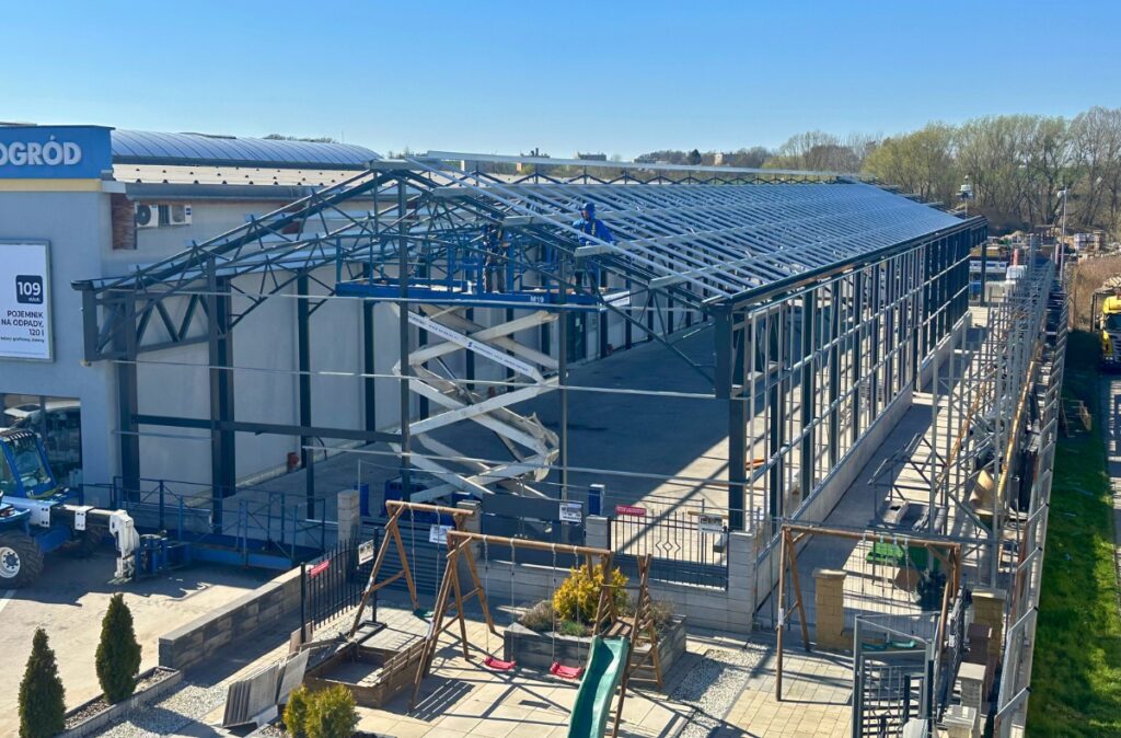 Postęp prac przy wznoszeniu centrum ogrodniczego Mrówka Trzebnica.