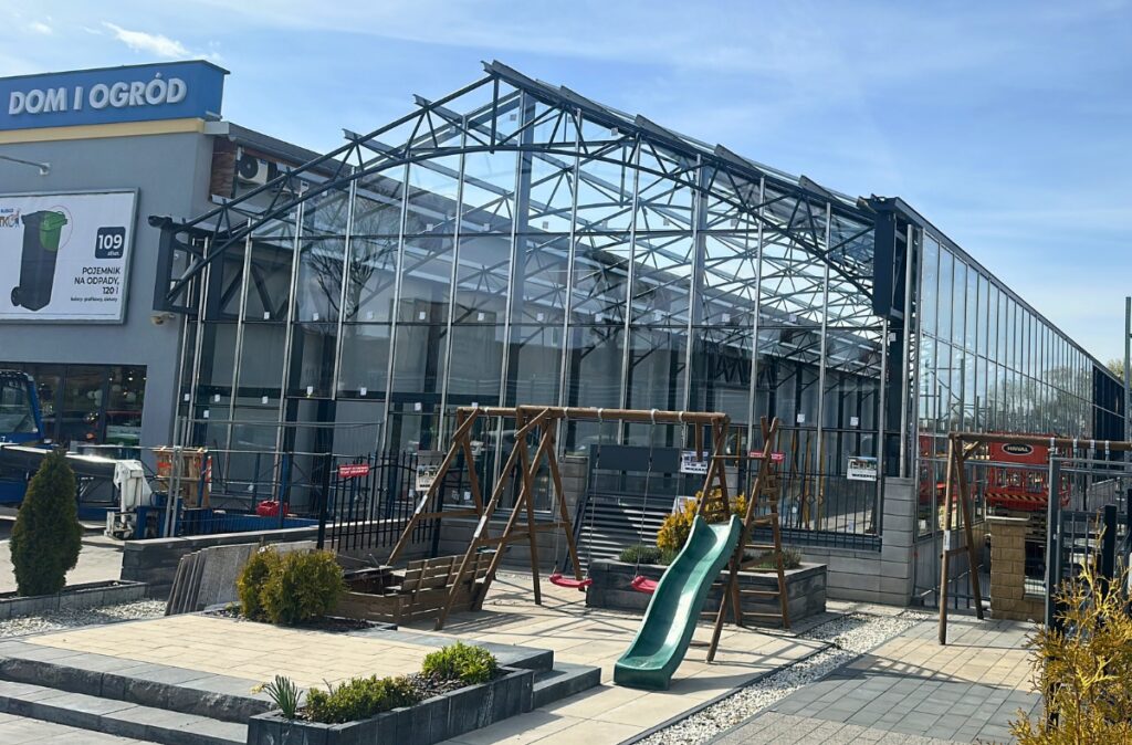 Etap montażu elewacji frontowej centrum Mrówka Trzebnica.