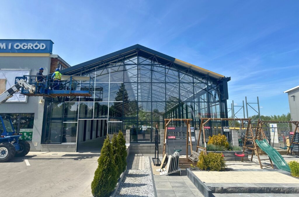 Centrum ogrodnicze Mrówka Trzebnica, etap wykończenia elewacji i elementów zewnętrznych