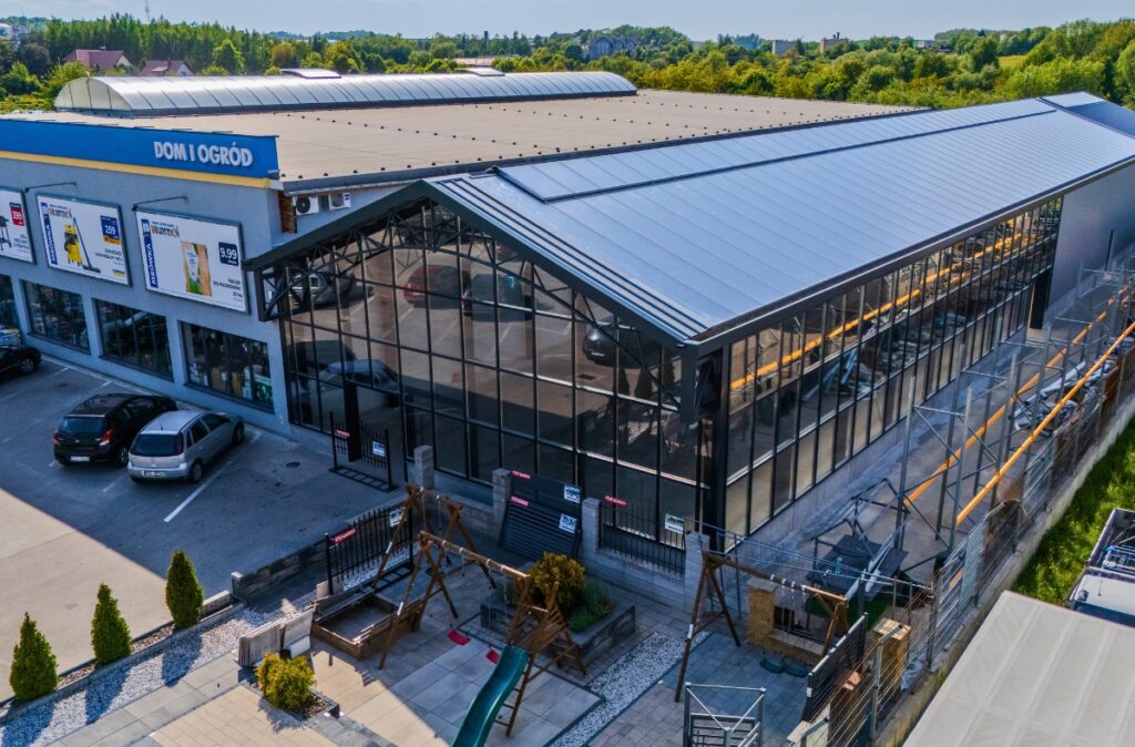 Gotowy budynek centrum ogrodowego Mrówka Trzebnica, widok elewacji