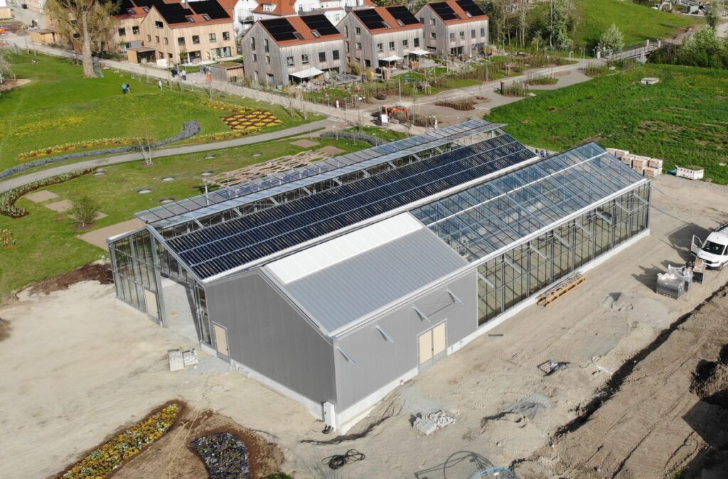 Centrum ogrodnicze w Wangen z zamontowanymi panelami fotowoltaicznymi na dachu.