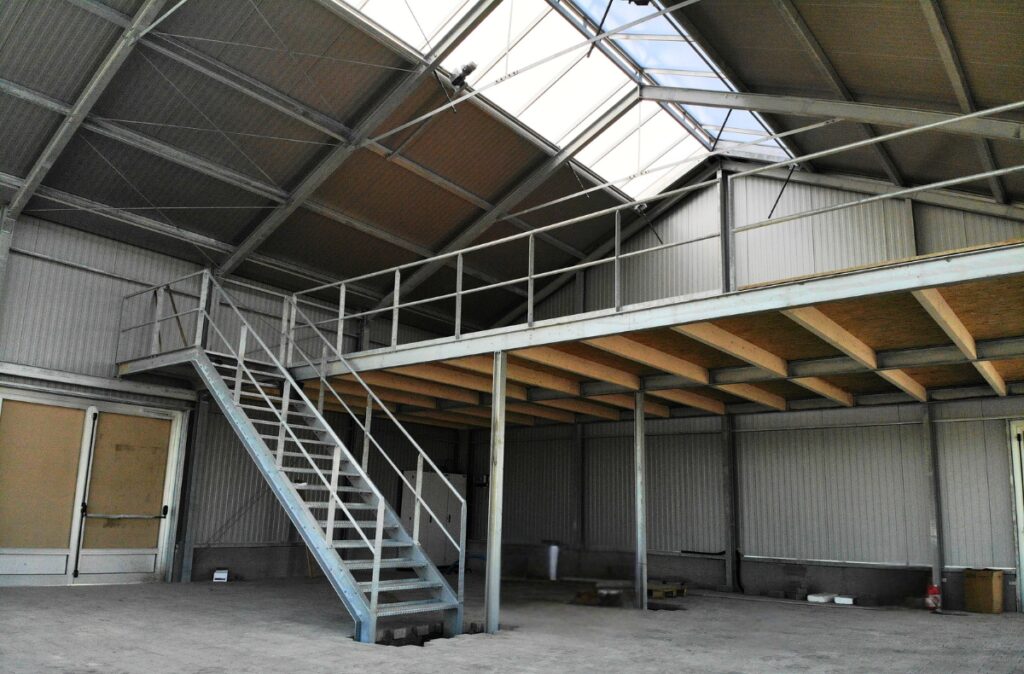 Wnętrze centrum ogrodniczego w Wangen, montaż antresoli i schodów stalowych.