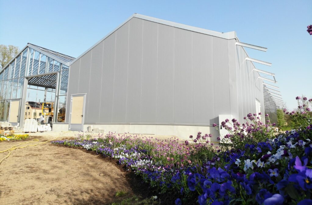 Centrum ogrodnicze w Wangen, widok na ukończoną część budynku z płyt warstwowych.