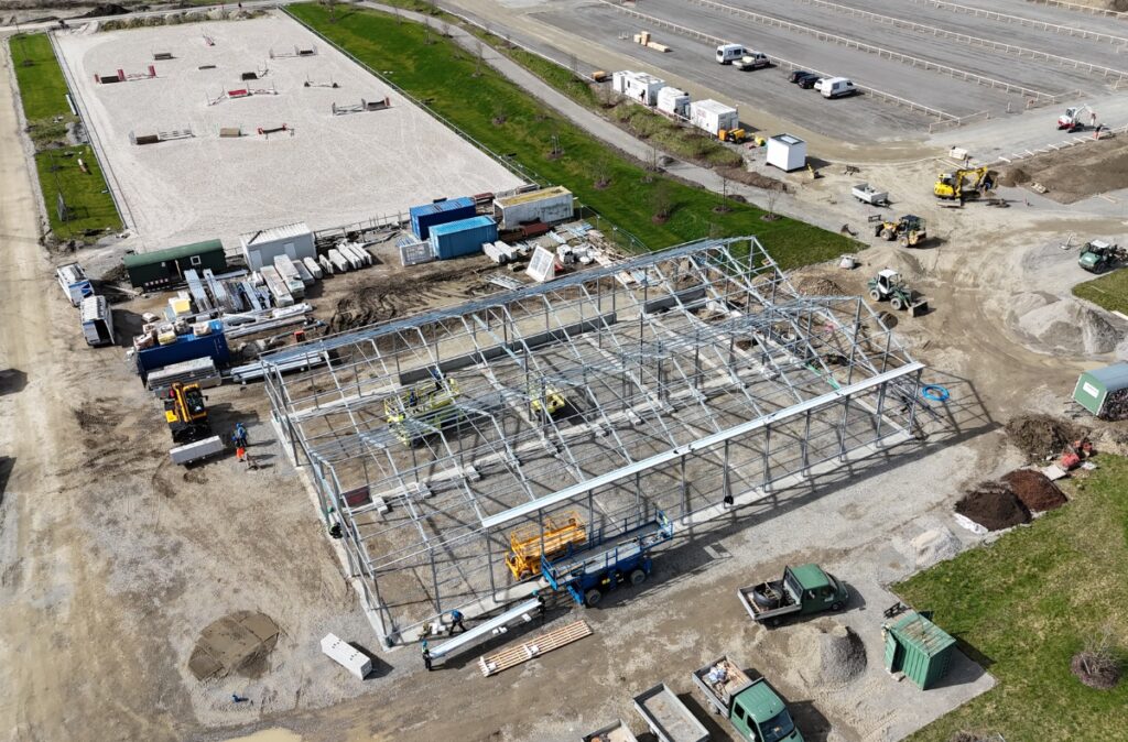 Budowa centrum ogrodniczego w Wangen. Początkowy etap montażu konstrukcji stalowej.