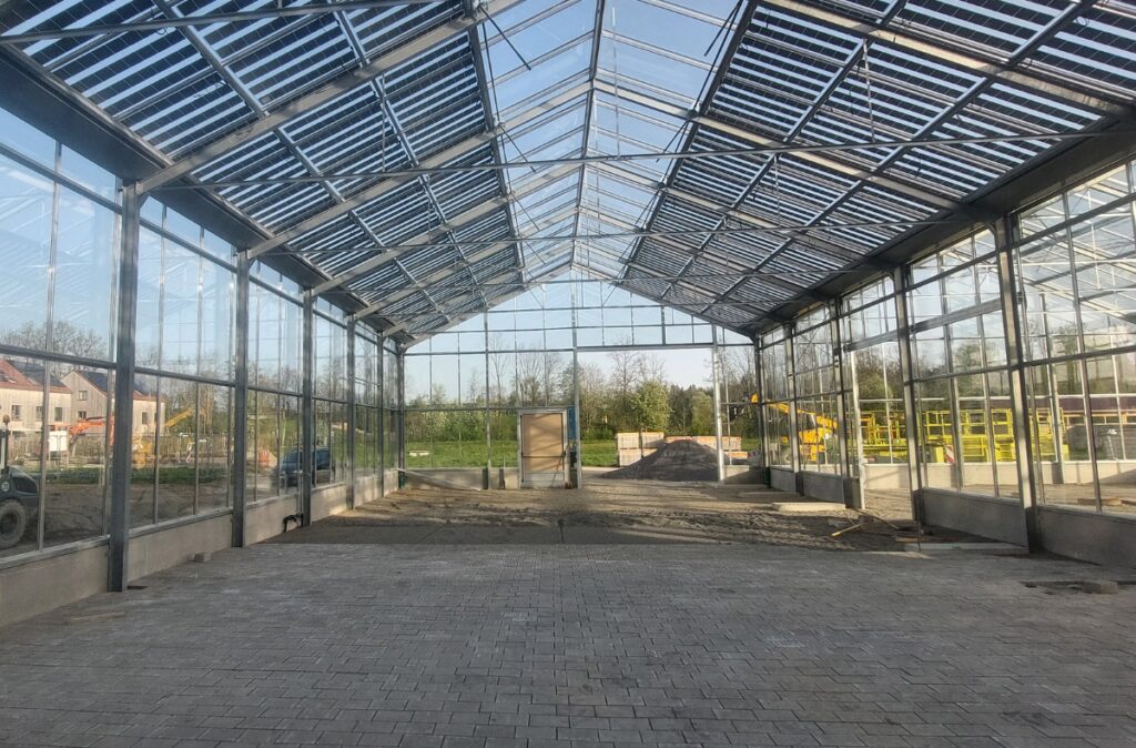 Wnętrze centrum ogrodniczego w Wangen, montaż stalowej konstrukcji i przeszklonych ścian.