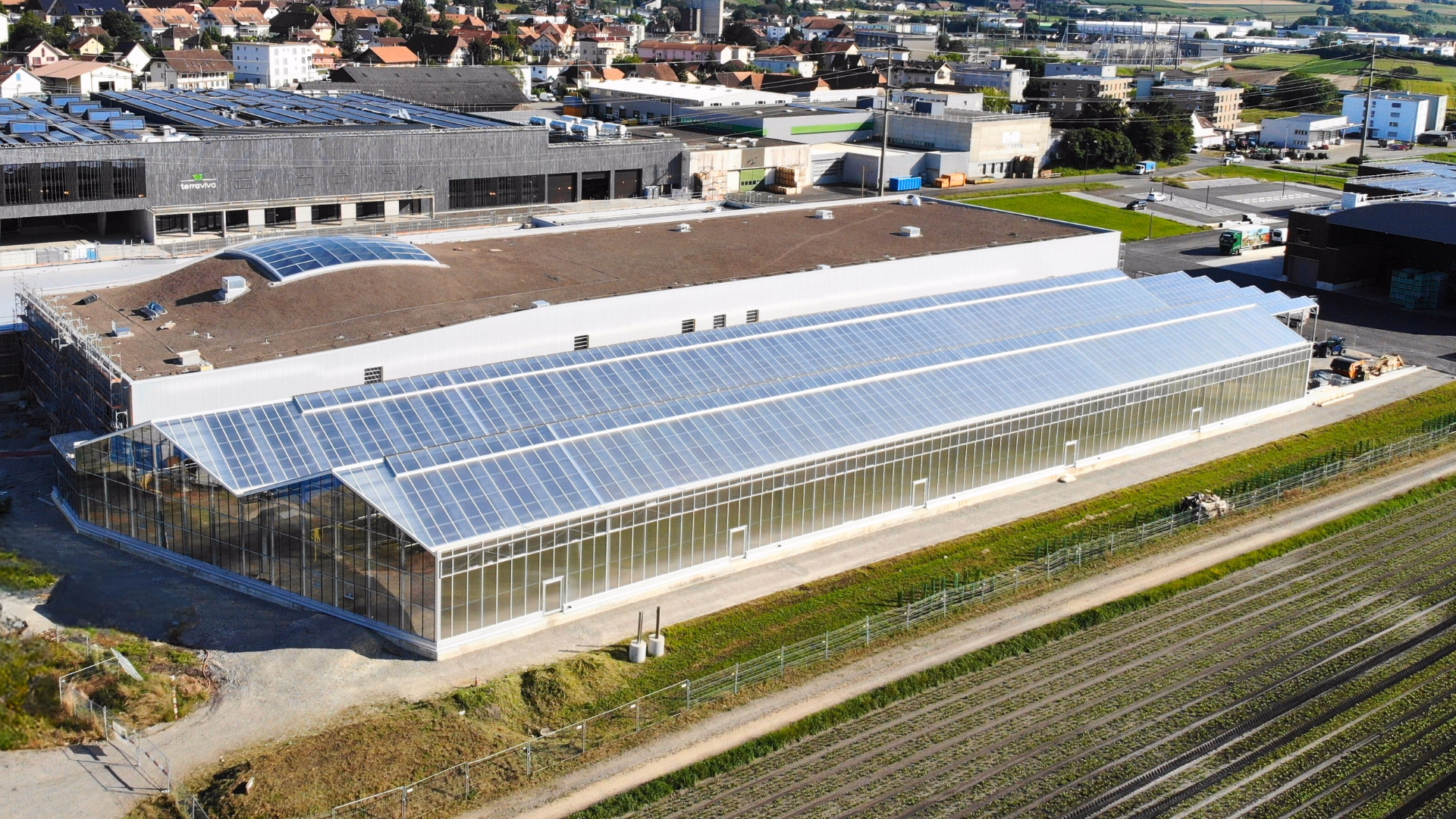 Gotowe centrum ogrodnicze po zakończeniu budowy, widok z góry.