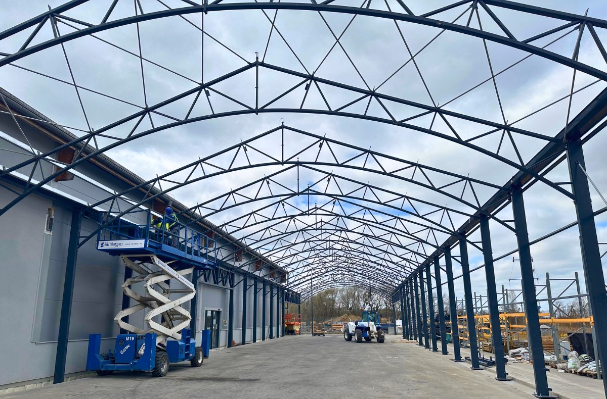 Montaż stalowej konstrukcji nośnej budynku centrum ogrodniczego.