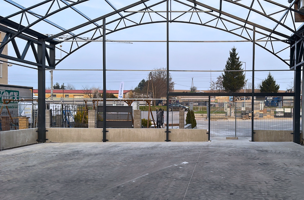 Ustawianie prefabrykowanych elementów betonowych na placu budowy.