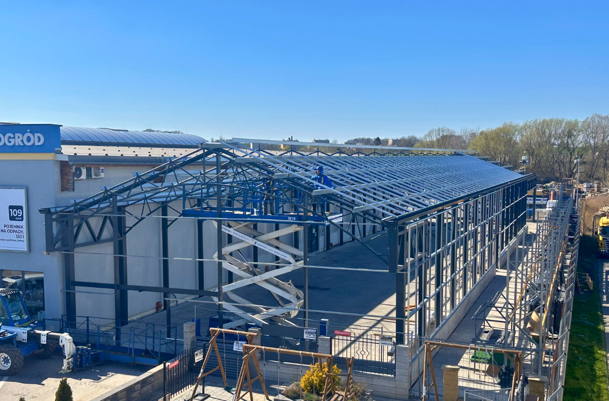 Montaż dachowych systemów wentylacyjnych w szklarni.