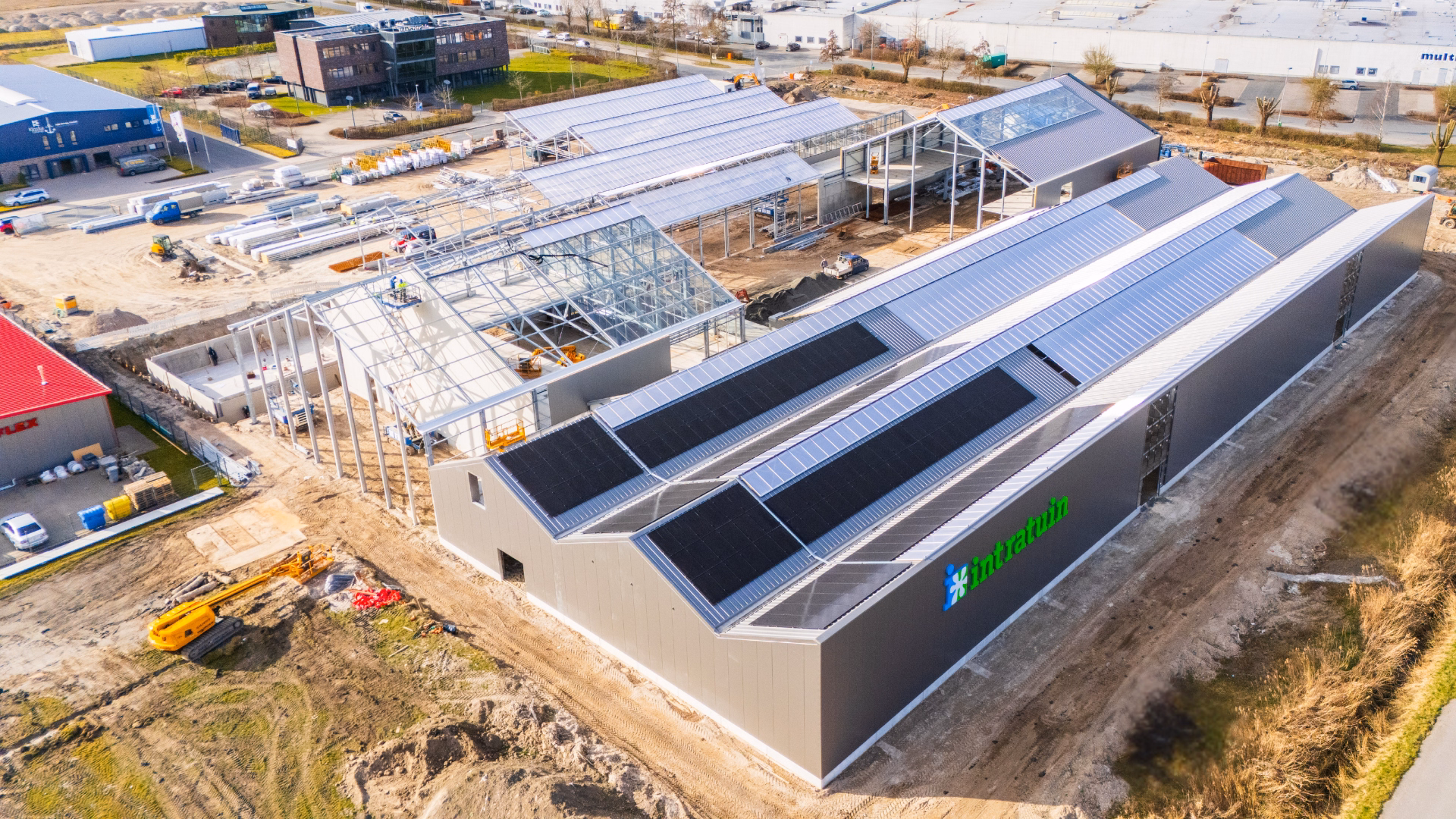 Widok z lotu ptaka na nowoczesne centrum ogrodnicze w trakcie budowy - prace konstrukcyjne przy obiekcie Ostmann w północnych Niemczech.