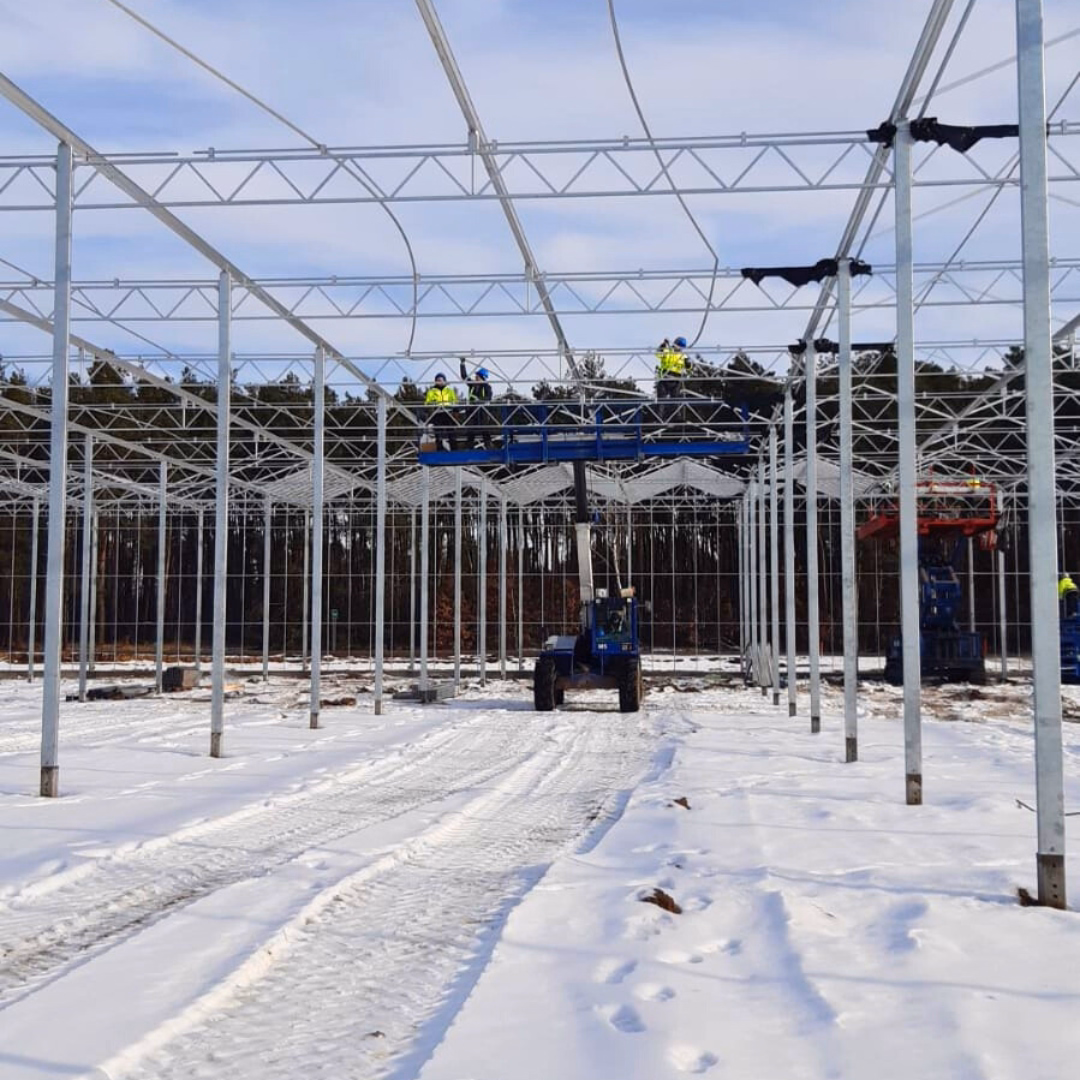 Montaż szklarni Citronex w warunkach zimowych, przy ujemnych temperaturach i śniegu.