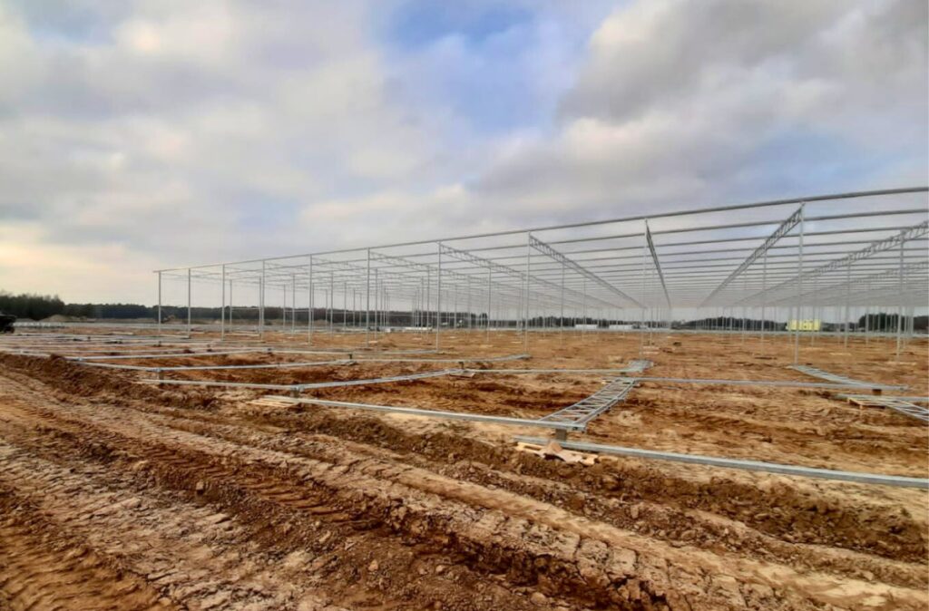 Montaż konstrukcji szklarni Citronex na pierwszym etapie budowy.