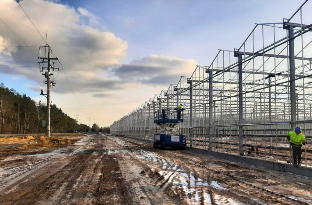 Powstawanie stalowej konstrukcji szklarni Citronex w trudnych warunkach pogodowych.