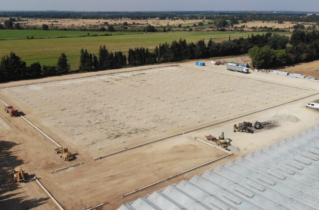 Fundamenty i przygotowanie terenu pod budowę szklarni w technologii semi-closed.