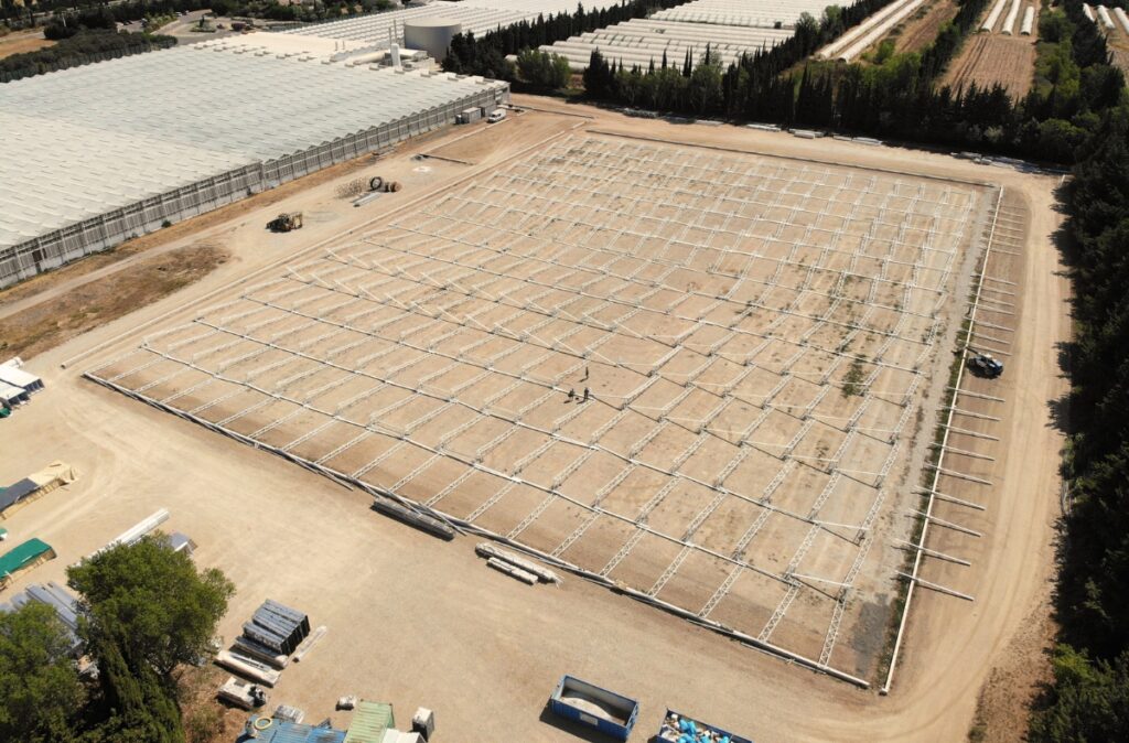 Montaż konstrukcji stalowej szklarni w technologii semi-closed.