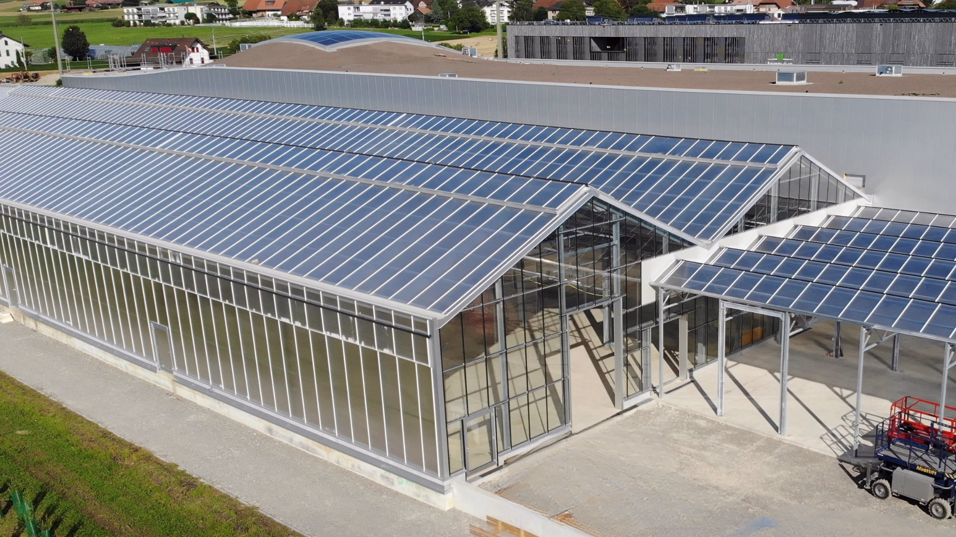 Widok na przeszkloną fasadę i dach centrum ogrodniczego Blumenbörse po zakończeniu montażu konstrukcji.