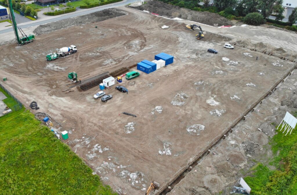 Wyrównany teren budowy pod centrum ogrodnicze Ostmann, przygotowany do rozpoczęcia prac fundamentowych.