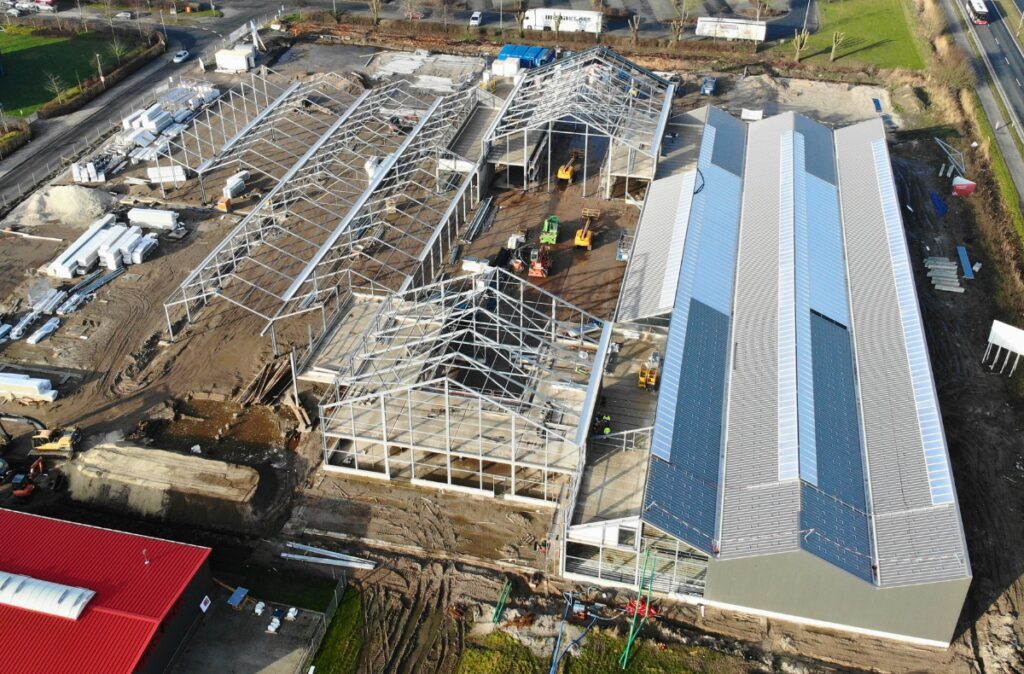 Montaż konstrukcji stalowej części handlowej na wczesnym etapie budowy kompleksu Ostmann.