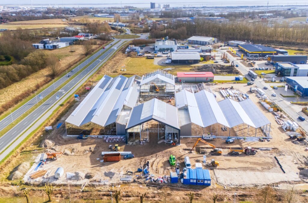 Widok z lotu ptaka na plac budowy — montaż wielofunkcyjnego centrum ogrodniczego z częścią rekreacyjną.
