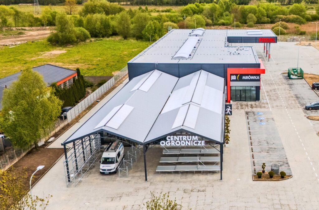 Zakończona inwestycja PSB Mrówka w Sławnie, z nowo wybudowanym działem ogrodniczym w konstrukcji szklarniowej.