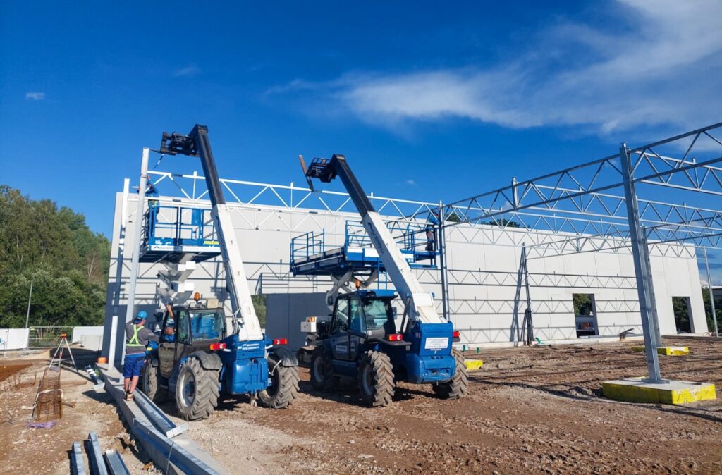 Początek prac przy montażu konstrukcji stalowej wolnostojącego centrum ogrodniczego.