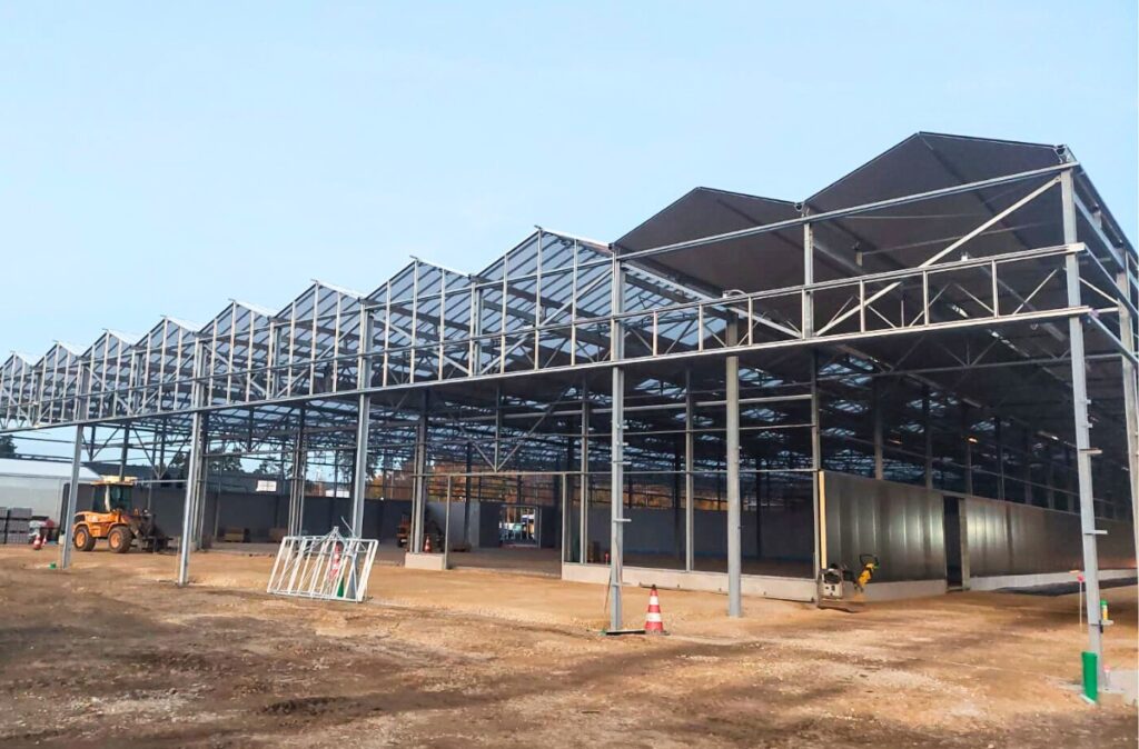 Rozbudowana konstrukcja stalowa wolnostojącego centrum ogrodniczego na etapie montażu.