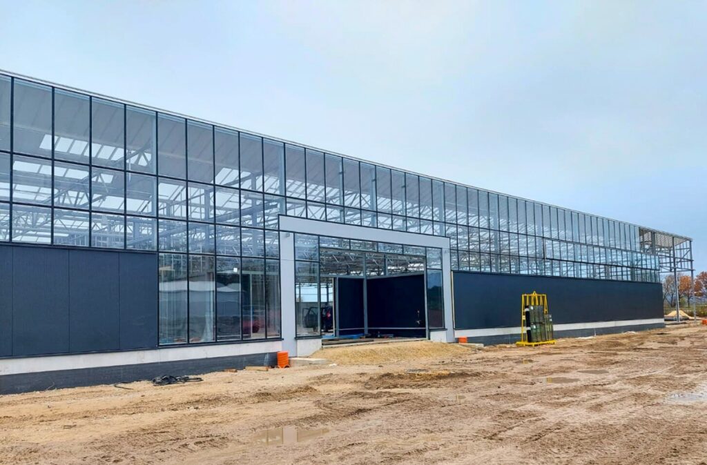 Zabudowa elewacji i szklenie wolnostojącego centrum ogrodniczego.