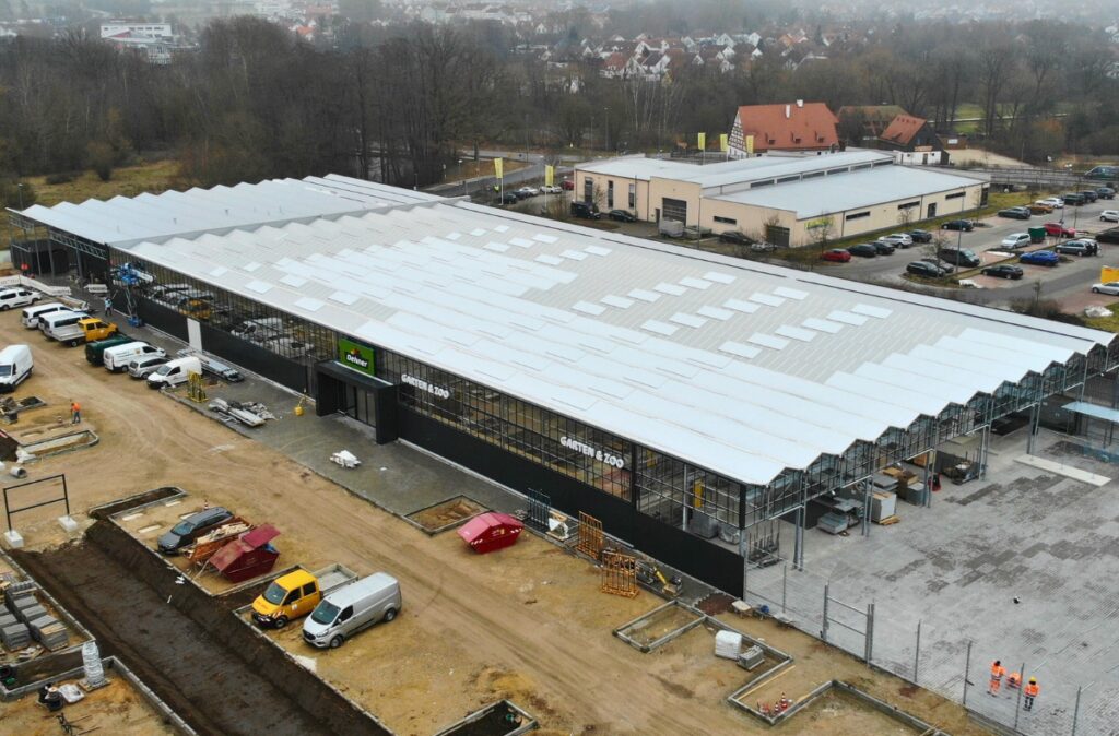 Widok z góry na realizację wolnostojącego centrum ogrodniczego.