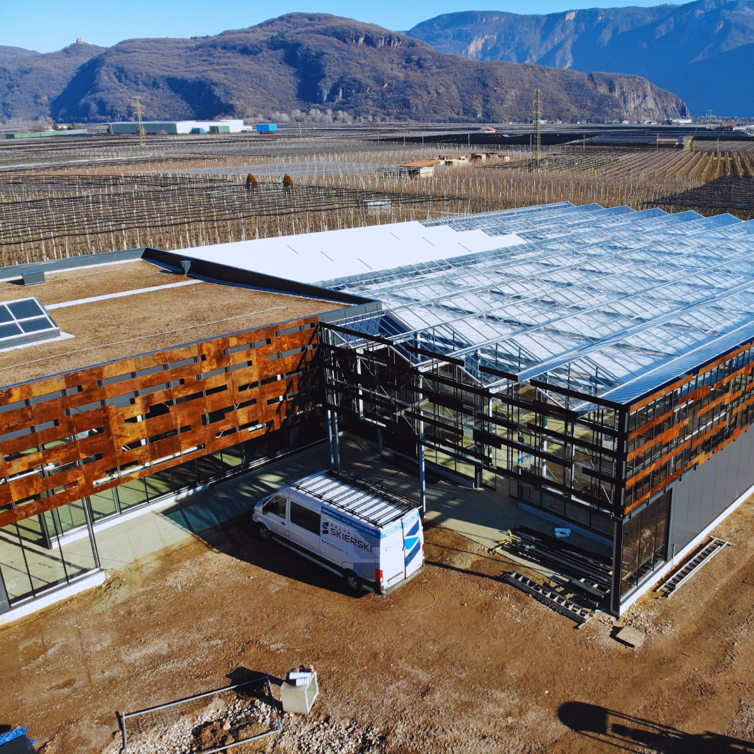 widok z drona na centrum ogrodnicze Garden Paradise z przeszkloną halą, płaskim dachem i elewacją z blachy Corten