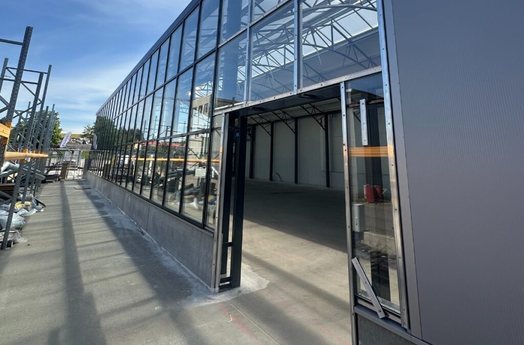 Zabudowa szkleniowa działu ogrodowego połączona z marketem budowlanym.