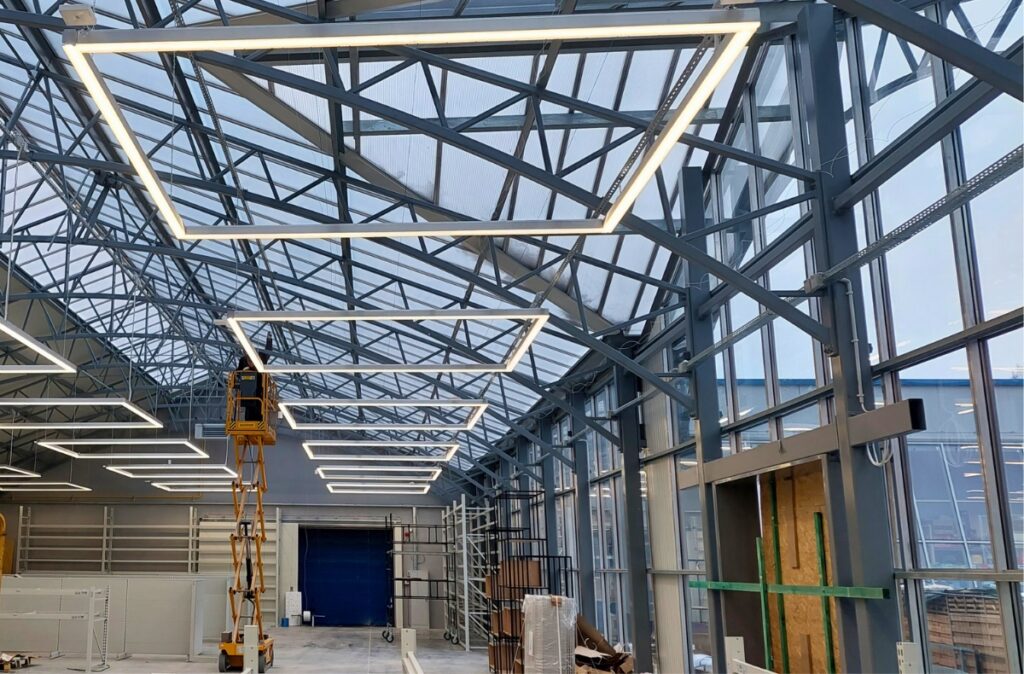 Montaż oświetlenia wewnątrz działu ogrodowego.