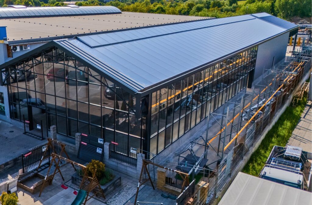 Widok z góry na ukończony dział ogrodowy wykonany w konstrukcji na bazie szklarni.