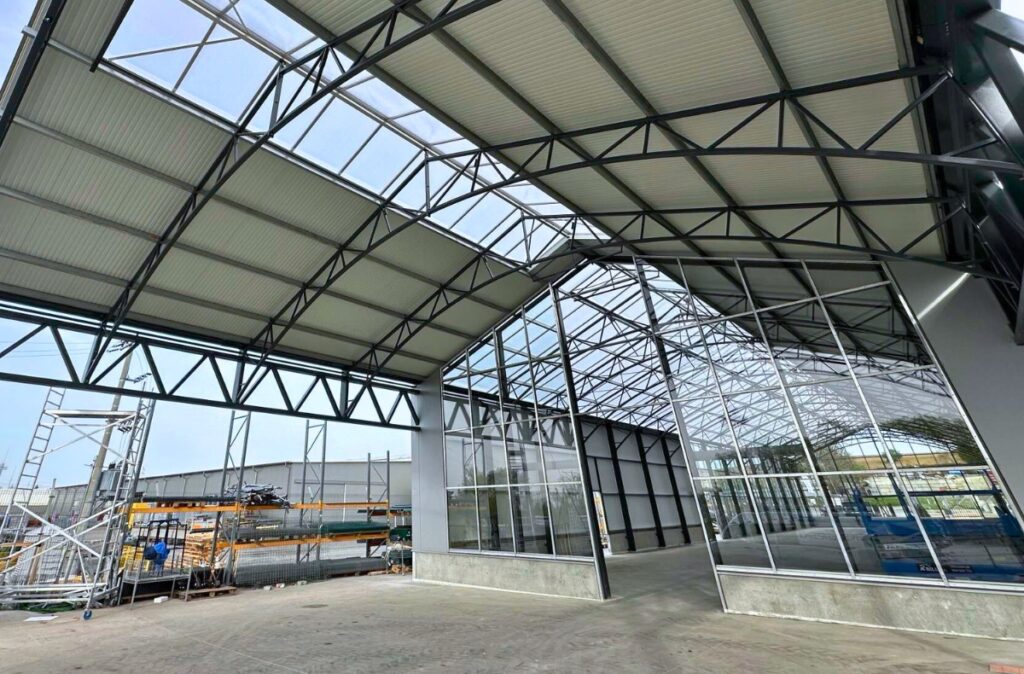 Prace wykończeniowe przy dziale ogrodowym w konstrukcji na bazie szklarni.